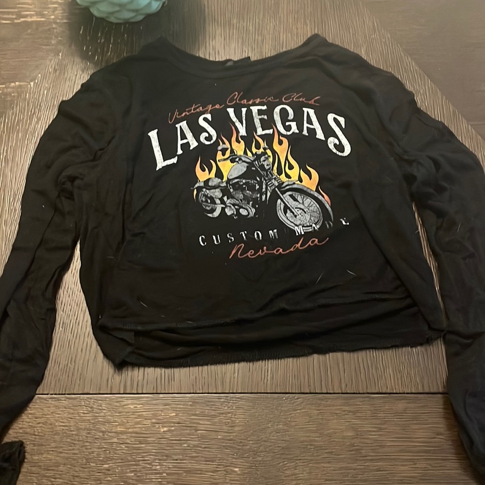 Comfy black long sleeve graphic shirt cropped